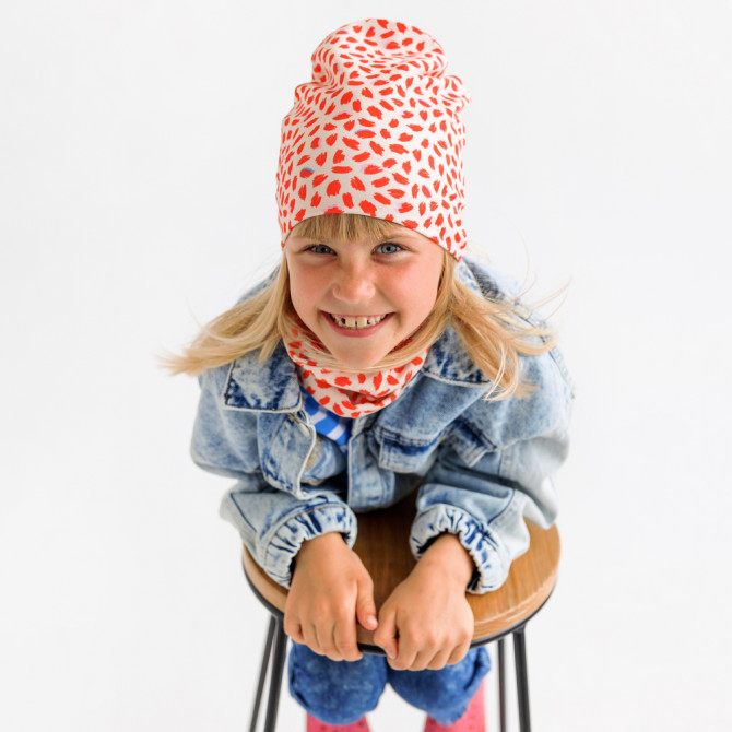 GIRL BEANIE WITH SCARF red lipstick