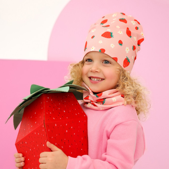 GIRL BEANIE WITH TUB STRAWBERRIES
