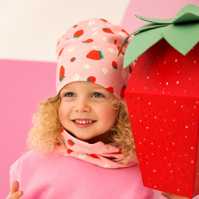 GIRL BEANIE WITH TUB STRAWBERRIES