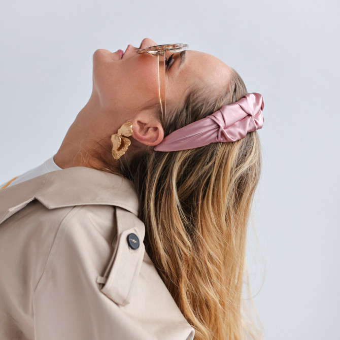 RIPPLE HEADBAND SATIN POWDER