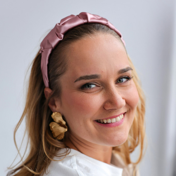 RIPPLE HEADBAND SATIN POWDER